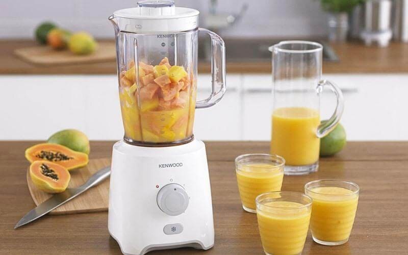 Sử dụng nước và chất tẩy rửa chuyên dụng để vệ sinh máy xay