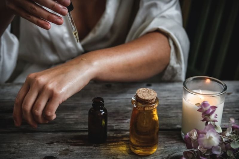 Sử dụng tinh dầu thiên nhiên đúng cách trong chăm sóc sức khỏe