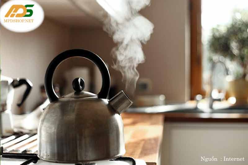 Nước pha trà có độ ấm vừa phải