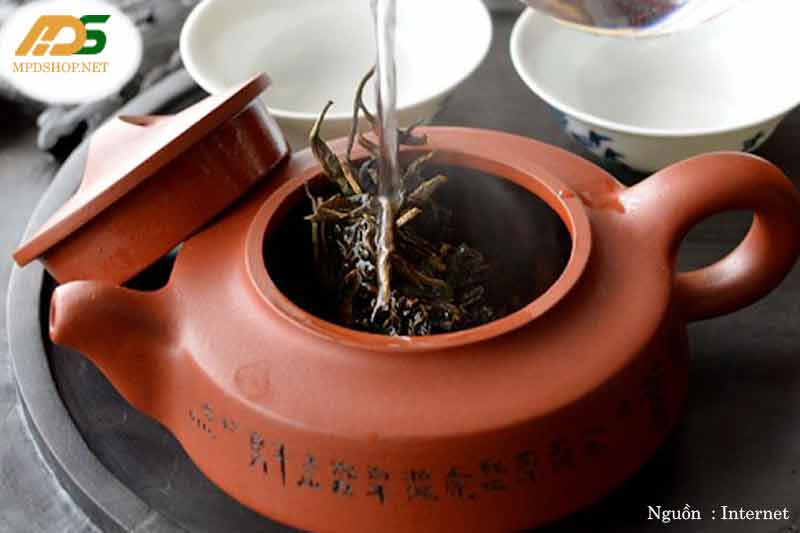 Tráng trà là công đoạn pha trà quan trọng