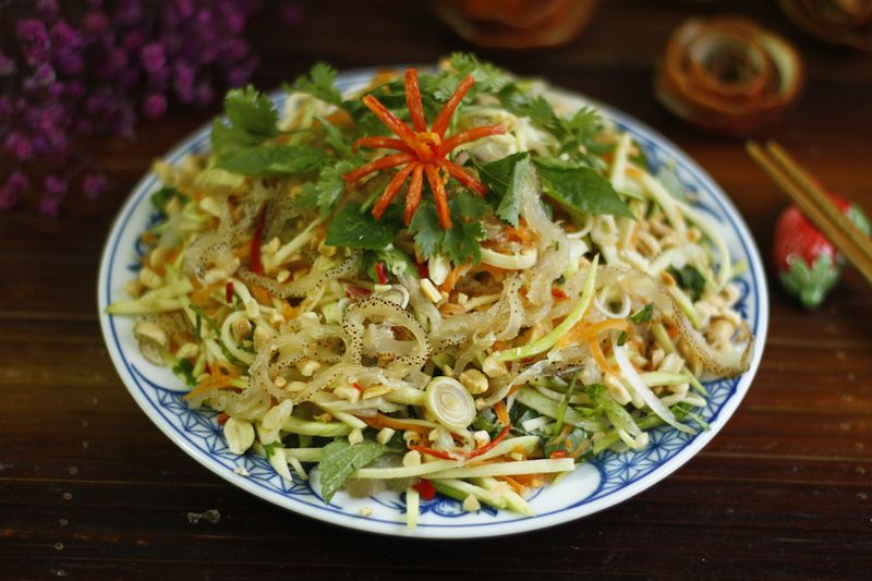 Kích thích vị giác với món sứa nộm xoài xanh